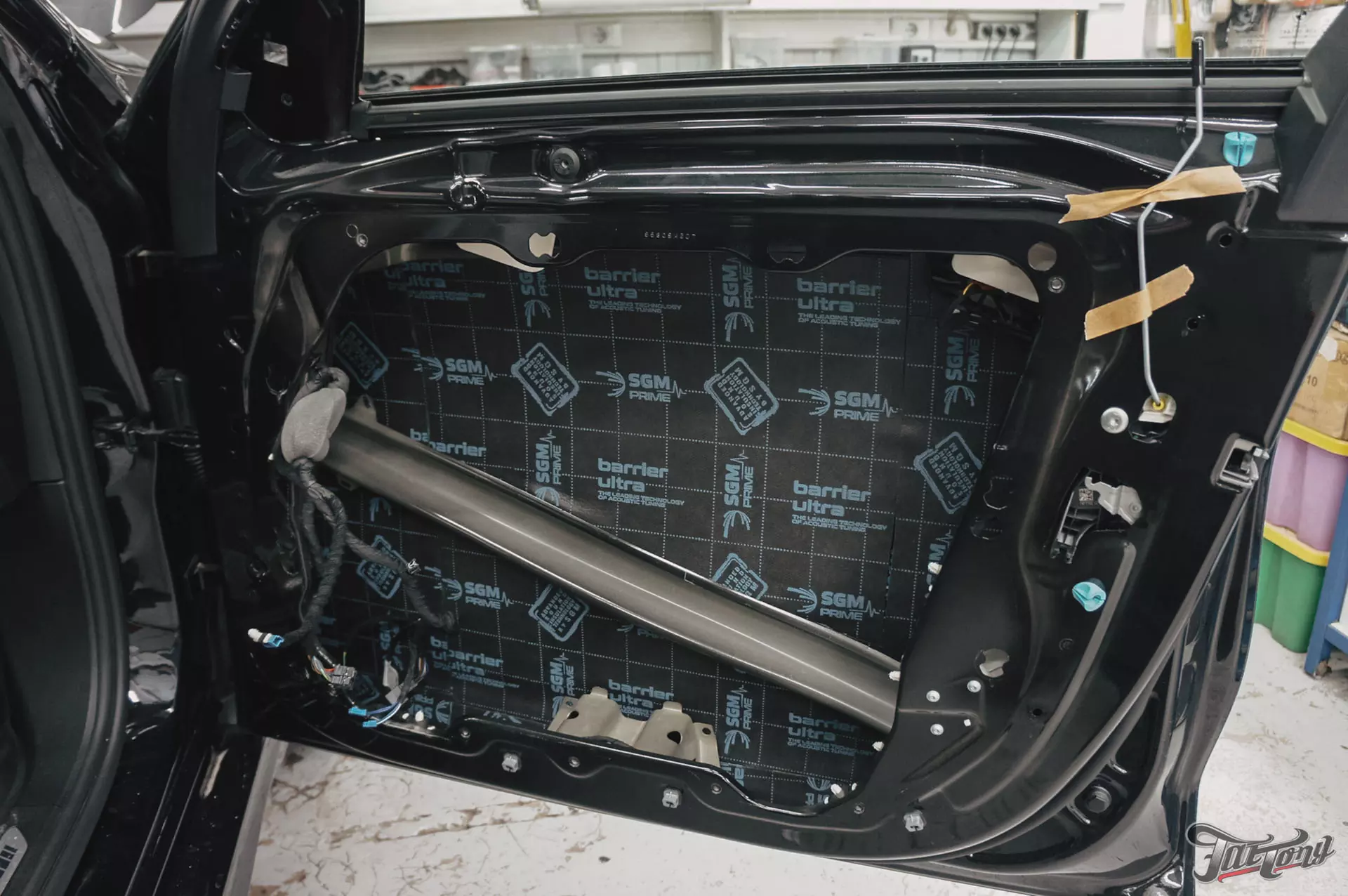 BMW X6 M50D. Комплексная шумоизоляция. Оклейка глянцевым полиуретаном. Детейлинг. Замена лобового стекла